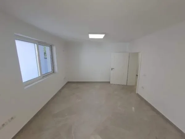 Tirane, jap me qera apartament 2+1+A+BLK Kati 1, 120 m² 600 Euro (Rruga Comeve)