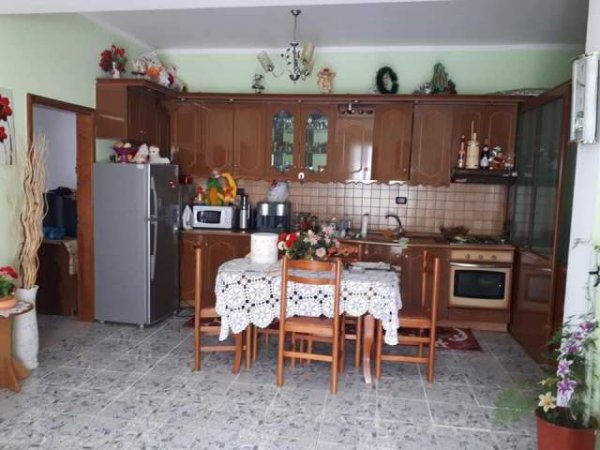 Vlore, jap me qera dhome ne plazh 3+1+A+BLK Kati 1, 200 m² 2.000 Leke (dhimiter konomi)