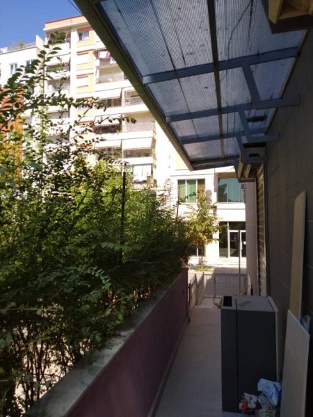 Tirane, jap me qera apartament 1+1 Kati 0, 60 m² 300 Euro (Petro Nini Luarasi)