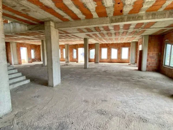 Tirane, jap me qera ambjent biznesi Kati 5, 4.300 m² 6000 Euro (Kinostudio)