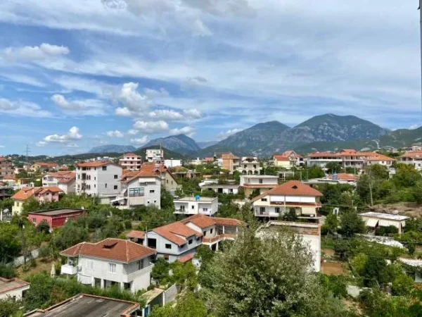 Tirane, jap me qera ambjent biznesi Kati 5, 4.300 m² 6000 Euro (Kinostudio)