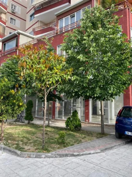 Tirane, shes njesi tregtare (dyqan) 92,04 m²