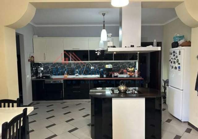 Tirane, jepet me qera apartament 3+1+BLK Kati 2, 145 m² 800 Euro (Rruga Peti)