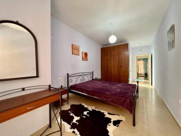 Tirane, jepet me qera apartament 2+1+BLK Kati 5, 110 m² 300 Euro (2 Palmat)