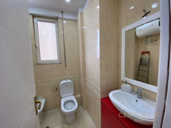 Tirane, jepet me qera apartament 1+1 Kati 9, 600 Euro (selvia)