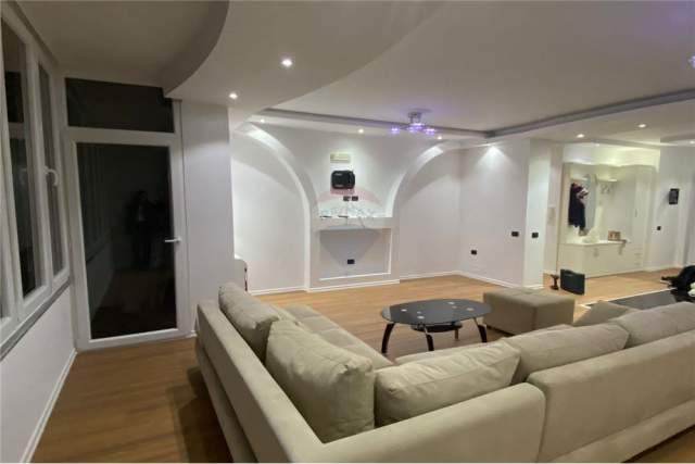 Tirane, jepet me qera apartament 2+1+BLK Kati 4, 124 m² 1.000 Euro