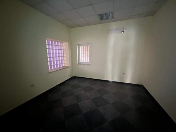 Korce, jepet me qera ambjent biznesi Kati 0, 187 m² 650 Euro (Lagjia 7, Korce)