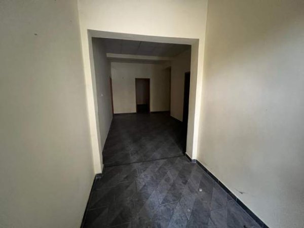 Korce, jepet me qera ambjent biznesi Kati 0, 187 m² 650 Euro (Lagjia 7, Korce)