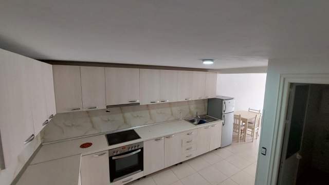 Tirane, jepet me qera apartament duplex Dublex Kati 1, 80 m² 300 Euro (Todi Shkurti)