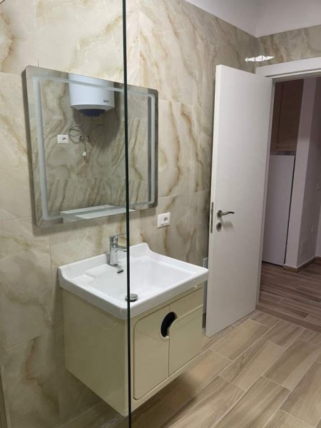 Tirane, jepet me qera apartament 1+1+BLK Kati 5, 68 m² 400 Euro (Rruga Kongresi Manastirit, Spitali 5)