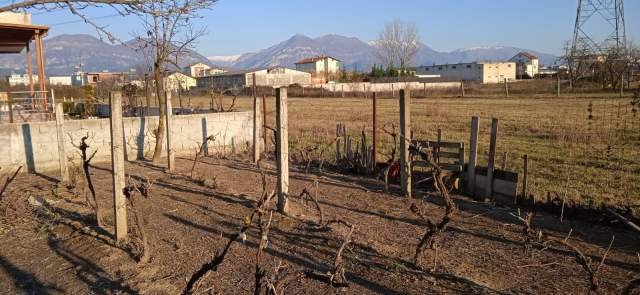 Tirane, shes truall  me 3 ndertesa te ndertuara (Shtepi, garazhd dhe Lokal)  prej 1.300 m² 250.000 Euro (Rruga Ballsh Fshati Valias)