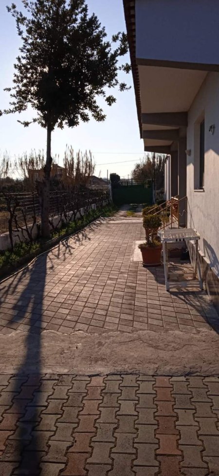Tirane, shes truall  me 3 ndertesa te ndertuara (Shtepi, garazhd dhe Lokal)  prej 1.300 m² 250.000 Euro (Rruga Ballsh Fshati Valias)
