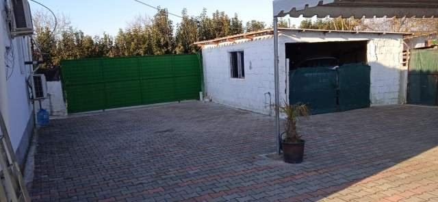 Tirane, shes truall  me 3 ndertesa te ndertuara (Shtepi, garazhd dhe Lokal)  prej 1.300 m² 250.000 Euro (Rruga Ballsh Fshati Valias)