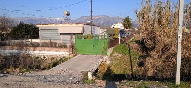 Tirane, shes truall  me 3 ndertesa te ndertuara (Shtepi, garazhd dhe Lokal)  prej 1.300 m² 250.000 Euro (Rruga Ballsh Fshati Valias)
