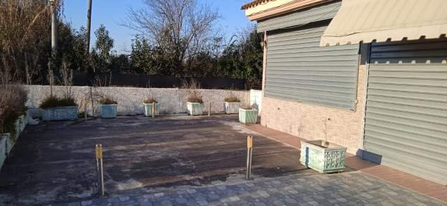 Tirane, shes truall  me 3 ndertesa te ndertuara (Shtepi, garazhd dhe Lokal)  prej 1.300 m² 250.000 Euro (Rruga Ballsh Fshati Valias)