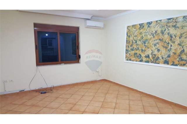 Tirane, jepet me qera zyre Kati 5, 82 m² 370 Euro (Treni)