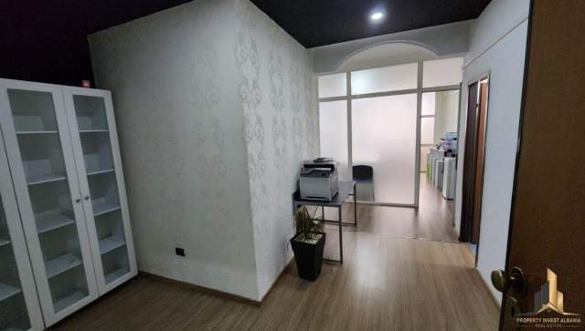 Tirane, jepet me qera zyre Kati 6, 200 m² 2.000 Euro (Rruga Ismail Qemali)
