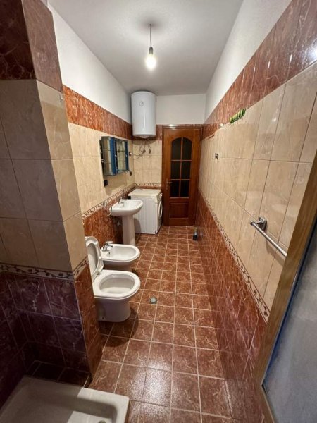 Tirane, jepet me qera apartament 2+1 Kati 2, 95 m² 43.000 Leke (Kryqi i Kuq)