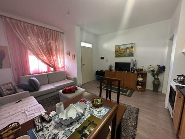 Tirane, jepet me qera apartament 1+1+BLK Kati 1, 55 m² 350 Euro (rruga Haxhi Brari)