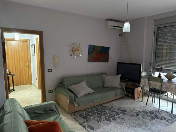 Tirane, ndarje qeraje me vajze apartament 2+1+BLK Kati 5, 85 m² 42.000 Leke (Xhavit Shyqyri Demneri)