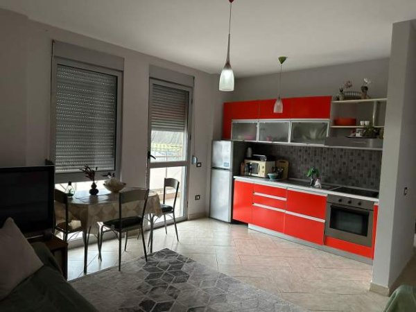 Tirane, ndarje qeraje me vajze apartament 2+1+BLK Kati 5, 85 m² 42.000 Leke (Xhavit Shyqyri Demneri)