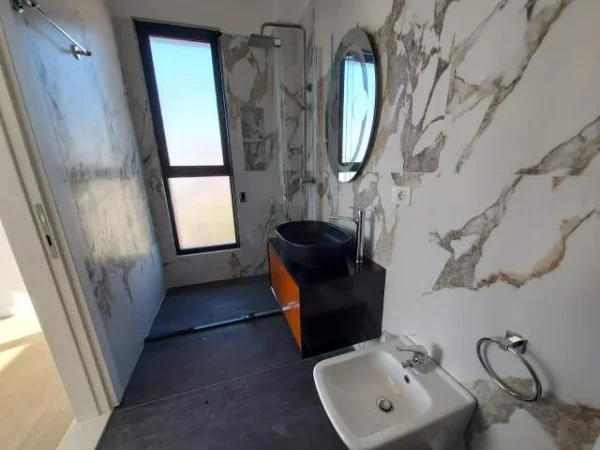 Tirane, jepet me qera apartament 3+1+BLK 75.000 Leke (LAPRAKE)