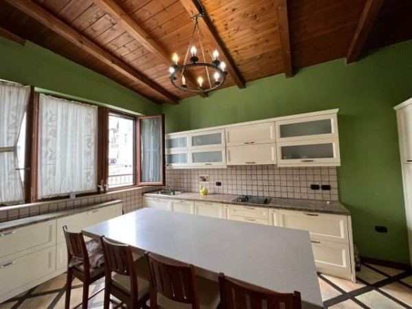 Tirane, jepet me qera apartament 3+1+BLK Kati 4, 150 m² 900 Euro (Rruga e Kavajes)