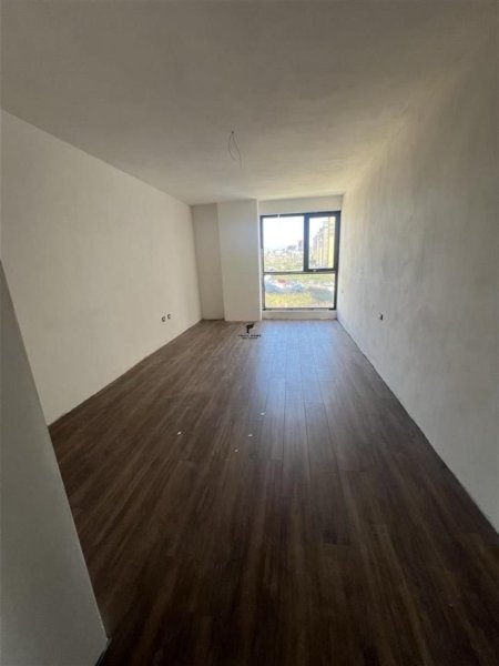 Tirane, jepet me qera zyre Kati 3, 83 m² 500 € (FUSHA E AVIACIONIT)