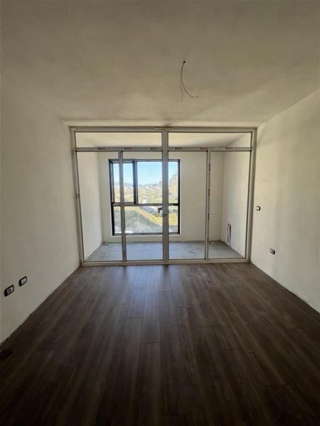 Tirane, jepet me qera zyre Kati 3, 83 m² 500 € (FUSHA E AVIACIONIT)