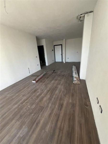 Tirane, jepet me qera zyre Kati 3, 83 m² 500 € (FUSHA E AVIACIONIT)