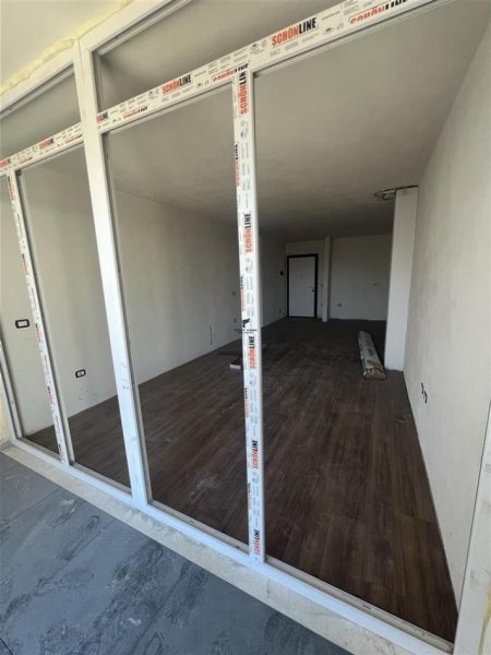 Tirane, jepet me qera zyre Kati 3, 83 m² 500 € (FUSHA E AVIACIONIT)