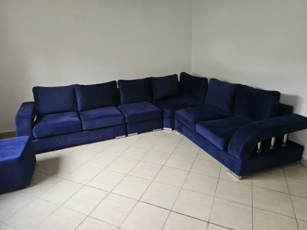 Tirane, shes Kend Divani 700 €