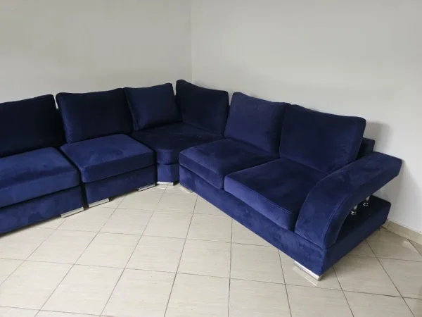 Tirane, shes Kend Divani 700 €