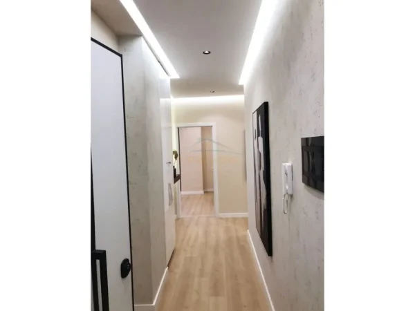 Tirane, shitet apartament 2+1 Kati 3, 90 m² 275.000 € (Pazari I ri)