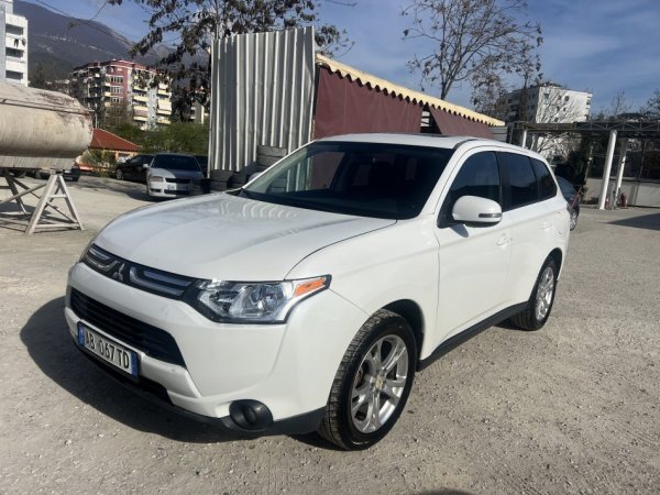 Tirane, shes makine Mitsubishi Outlander 2.4 Benzinë – 4x4 | Full Opsion Benzin, e bardhë automatik Klima 162.000 km 9.800 €