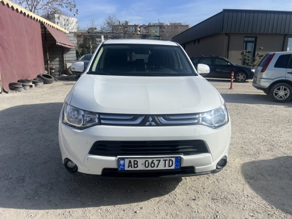 Tirane, shes makine Mitsubishi Outlander 2.4 Benzinë – 4x4 | Full Opsion Benzin, e bardhë automatik Klima 162.000 km 9.800 €