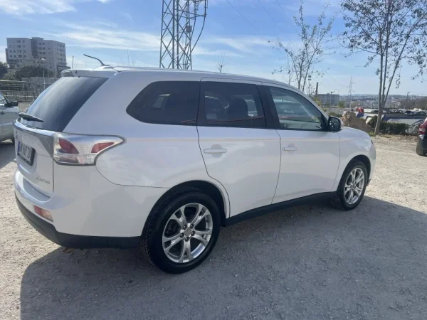 Tirane, shes makine Mitsubishi Outlander 2.4 Benzinë – 4x4 | Full Opsion Benzin, e bardhë automatik Klima 162.000 km 9.800 €