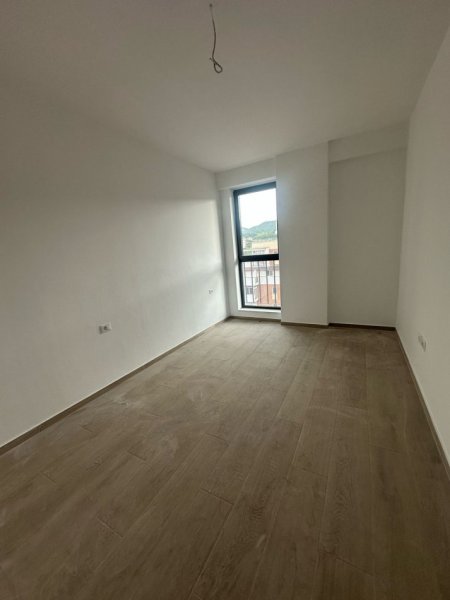 Tirane, jepet me qera apartament 1+1+Ballkon Kati 4, 75 m² 650 € (Parku Olimpik)