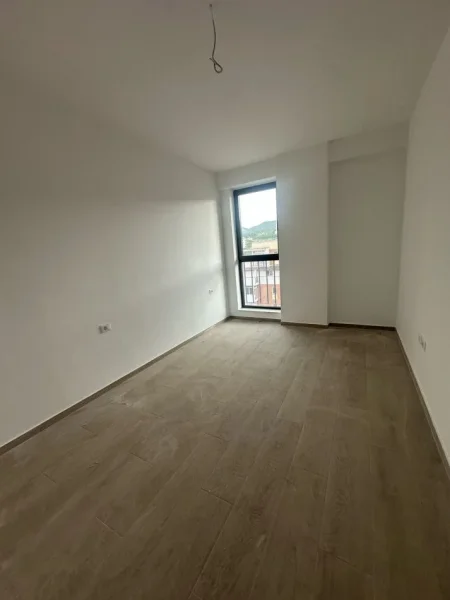 Tirane, jepet me qera apartament 1+1+Ballkon Kati 4, 75 m² 650 € (Parku Olimpik)