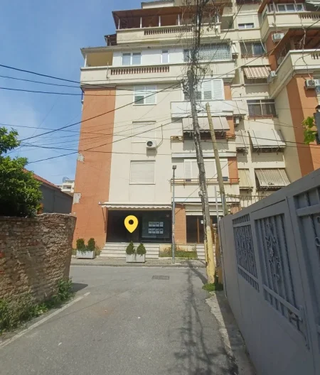 Tirane, jepet me qera ambjent biznesi Kati 0, 81 m² 1200 € (Prokop Myzeqari)