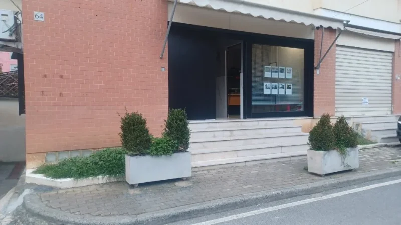 Tirane, jepet me qera ambjent biznesi Kati 0, 81 m² 1200 € (Prokop Myzeqari)