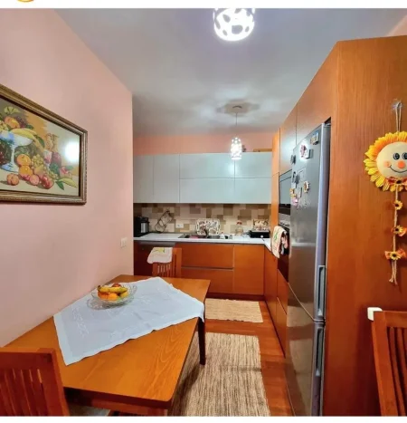 Tirane, jepet me qera apartament 2+1+Ballkon Kati 5, 90 m² 500 € (Ish Fusha E Aviacionit)