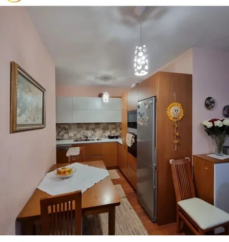 Tirane, jepet me qera apartament 2+1+Ballkon Kati 5, 90 m² 500 € (Ish Fusha E Aviacionit)