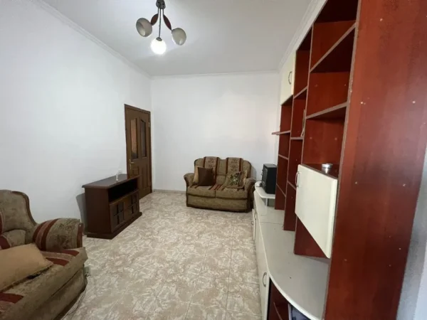 Tirane, jepet me qera apartament 1+1 Kati 4, 65 m² 450 € (Bllok , pranë kinema Agimit.)