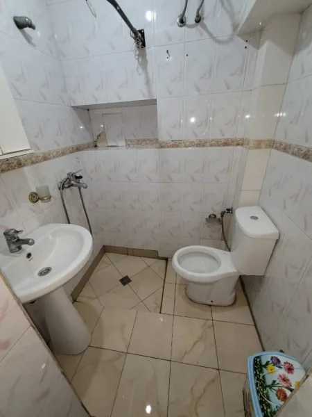 Tirane, jepet me qera apartament 1+1 Kati 4, 65 m² 450 € (Bllok , pranë kinema Agimit.)