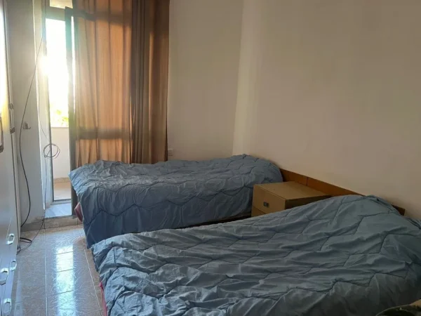 Tirane, jepet me qera apartament 1+1 Kati 4, 65 m² 450 € (Bllok , pranë kinema Agimit.)