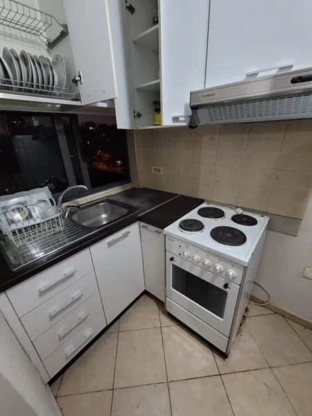 Tirane, jepet me qera apartament 1+1 Kati 4, 65 m² 450 € (Bllok , pranë kinema Agimit.)