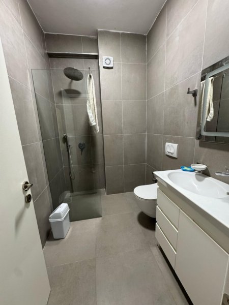 Tirane, jepet me qera apartament 2+1+Ballkon Kati 2, 88 m² 650 € 