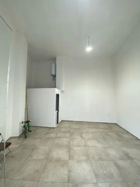 Tirane, jepet me qera ambjent biznesi Kati 0, 55 m² 650 € (rruga e barrikadave)