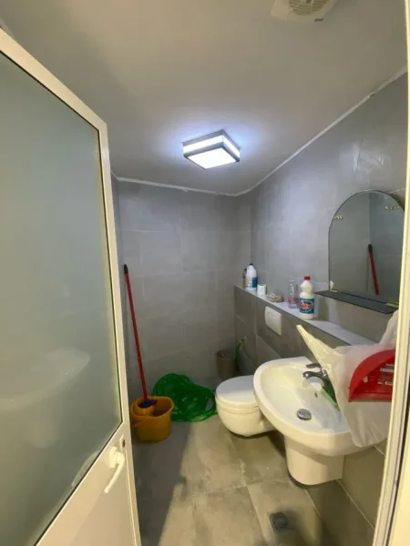 Tirane, jepet me qera ambjent biznesi Kati 0, 55 m² 650 € (stacioni i trenit)